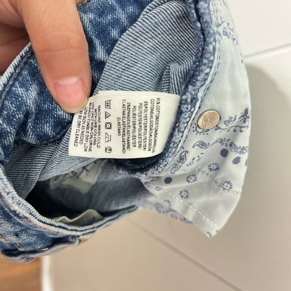 We The Free People Curvy High Rise Short Fray Hem Button Fly Womens Size 26 - Picture 7 of 8